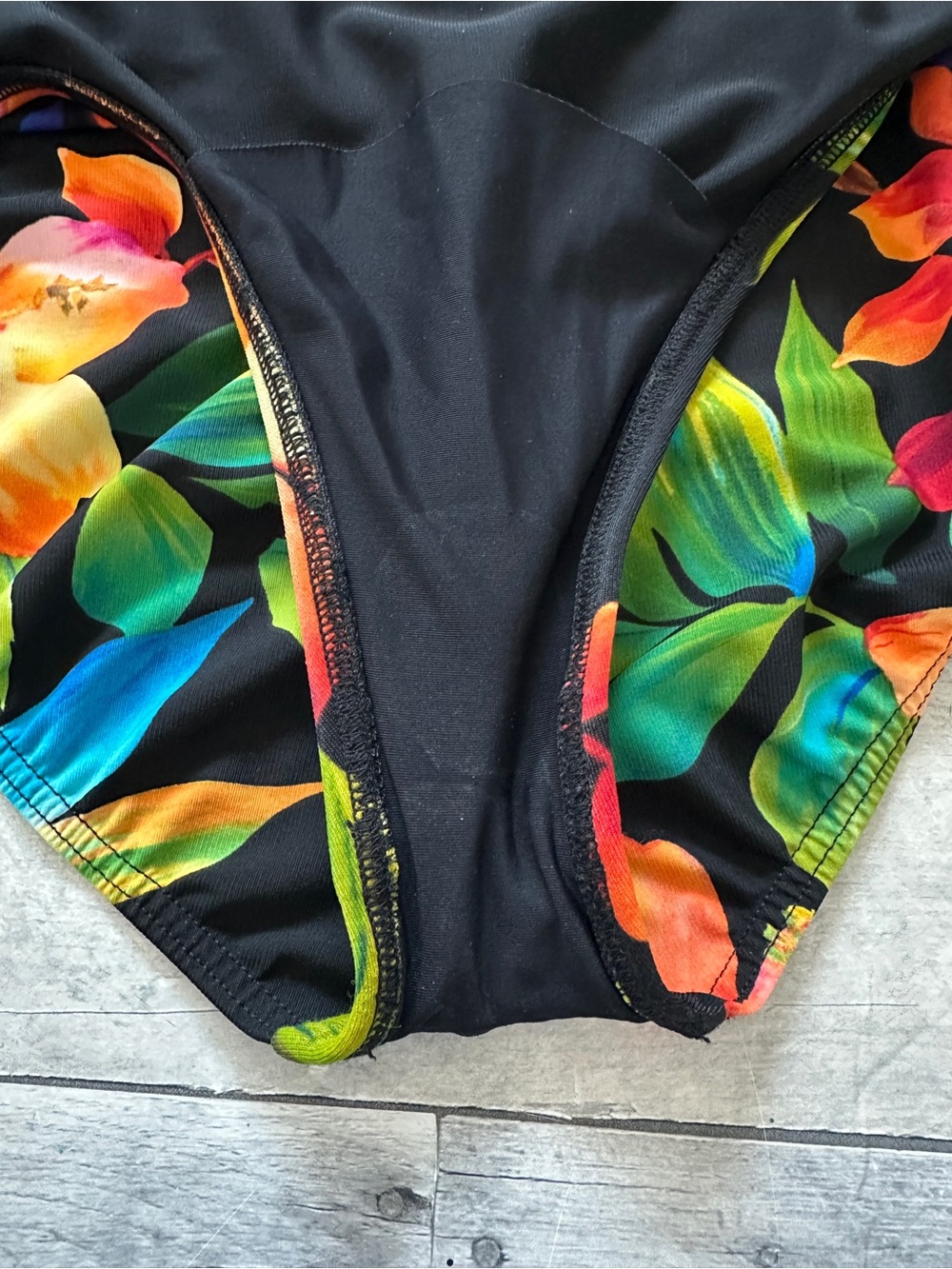 MiracleSuit Escape Tropical Floral
Swimsuit One Piece Slimming Underwire 12 - Picture 6 of 7